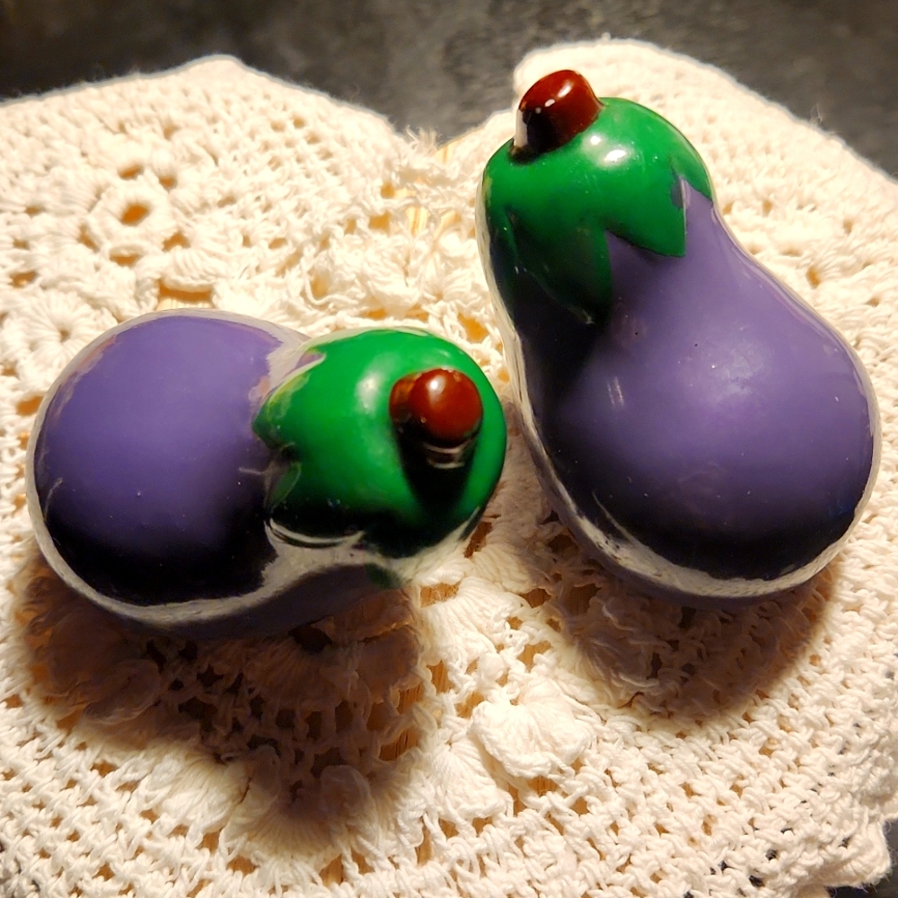 Vintage 🍆 Eggplant Salt & Pepper Shakers base to top 3x3 Inches